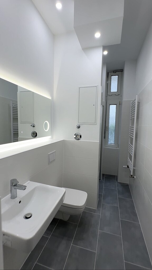 Badezimmer mit großen digitalen Spiegel